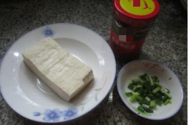 蒜蓉辣椒酱蒸老豆腐的做法步骤：1